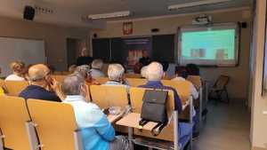 policjantki podczas prelekcji z seniorami na UTW