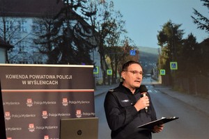 Policjant podczas omawiania przepisów ruchu drogowego
