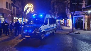 policjanci przy radiowozie podczas legitymowania na Krupówkach