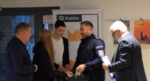 Zastępca Komendanta Komendy Miejskiej Policji w Krakowie wręczający nagrody