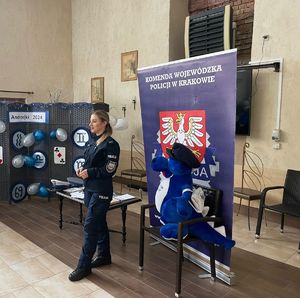 policjantka podczas prelekcji w DPS