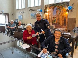 policjantka wręcza ulotki