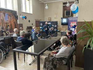seniorzy podczas prelekcji