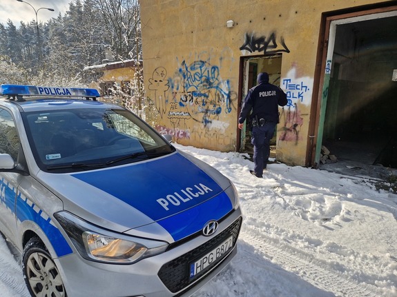 Dzielicowy kontroluje zimą pustostan