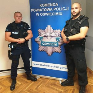 policjanci Jarosz i Bednarczyk z Komendy Powiatowej w Oświęcimu