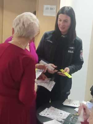 policjantka rozdająca ulotki seniorom