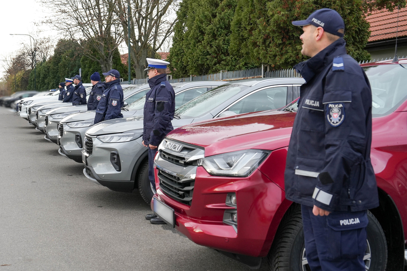 policjanci przy przekazanych samochodach