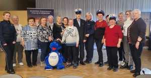 zdjęcie zbiorcze seniorów z policjantkami