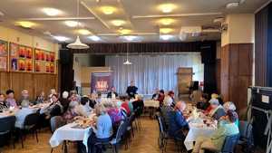 seniorzy przy stołach