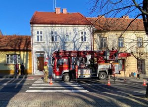 Wóz strażacki na tle budynku komisariatu policji