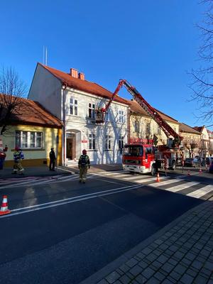 Wóz strażacki oraz strażacy podczas akcji ratunkowej