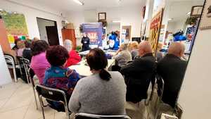 policjantka wraz z seniorami podczas prelekcji