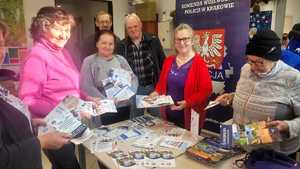 seniorzy na pamiątkowej fotografii