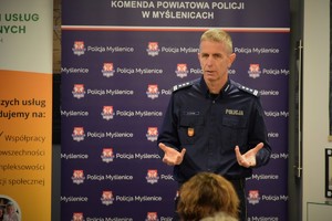 Komendant Powiatowy Policji w Myślenicach podczs wystąpienia