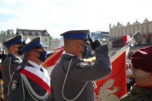 poczet sztandarowy podczas uroczystości z okazji 76. rocznicy wybuchu Powstania Warszawskiego