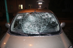 Agresor rozbił szybę w samochodzie uszkodzony pojazd