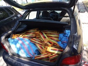 kilkadziesiąt kartonów podrobionych papierosów w kolorze żółto-czerwonym oraz worek niebisko-czerwony. Rzeczy znajdują się w bagażniku pojazdu osobowego w kolorze fioletowym