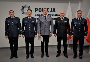 wspólne zdjęc ie komendantów i wyróżnionego policjanta