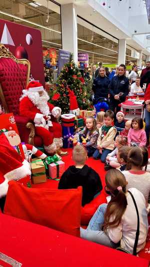policjantki podczas wydarzenia przy stanowisku