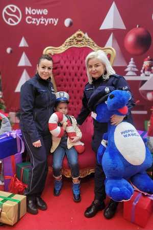 policjantki z chłoplcem podczas wydarzenia