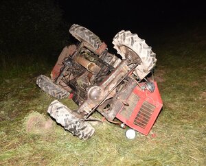 przewrócony ciągnik w Ochotnicy Górnej