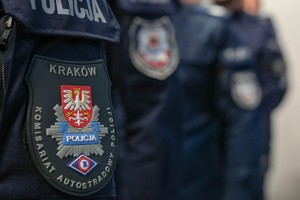 naszywki na mundurach policjantów