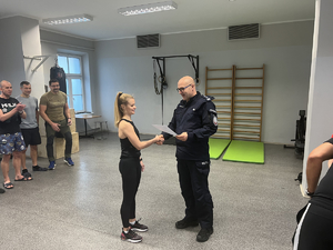inspektor Paweł Krauz wręcza puchar policjantce