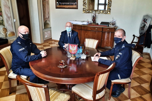 Starosta Wielicka Adam Kociołek, Komendant Wojewódzki Policji w Krakowie inspektor Roman Kuster, Komendant Powiatowy Policji w Wieliczce podinspektor Mirosław Strach