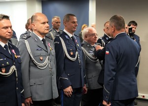 wręczenie medali policjantom