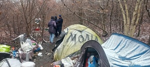 policjant rozmawiajacy z osoba bezdomną