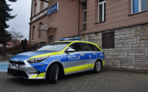 Nowy policyjny radiowóz zaparkowany przed Komendą Powiatową Policji w Bochni