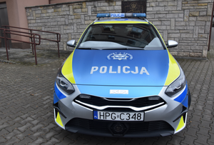 Oznakowany radiowóz policyjny przed budynkiem komendy