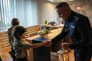 komendant podaje rękę harcerce