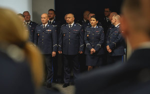 policjanci kadry oczekujących na uroczystość