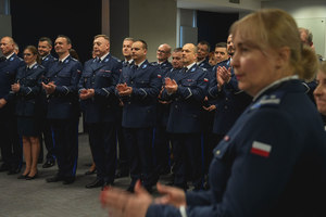 Policjanci biją brawa