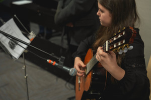 dziewczynka gra na gitarze