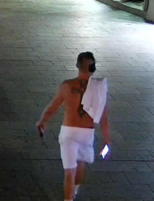 zarejestrowany wizerunek sprawcy, posiadającego na plecach duży tatuaż w postaci krzyża