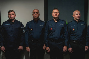 policjanci stojący na spotkaniu opłatkowym