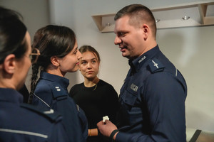 policjant składa życzenia policjantce