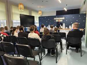 dzielnicowy podczas spotkania  przemawia do uczniów