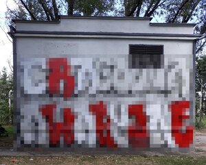 pseudograffiti na elewacji budynku stacji transformatorowej
