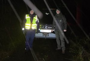noc, dzielnicowy i strażnik leśny przy samochodzie