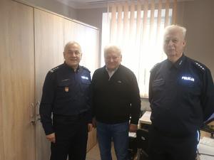 Burmistrz Chełmka i Komendanci KPP i KP  podczas wizyty w komisariacie Policji w Chełmku