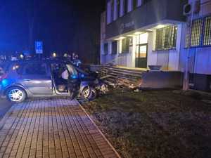 zniszczony samochód osobowy uczestniczący w wypadku drogowym