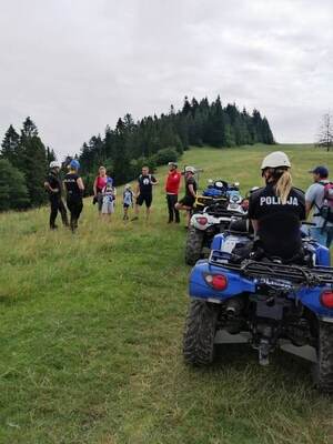 ratownicy i policjanci rozmawiają z turystami