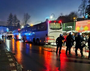 rząd autokarów, obok policjanci