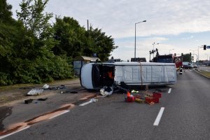 przewrócony furgon z widocznym miejscem wycinania kierowcy