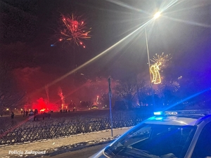 Radiowóz, w tle świętujący ludzie