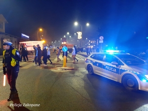 policjantka kieruje ruchem