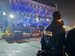 policjanci w czasie służby